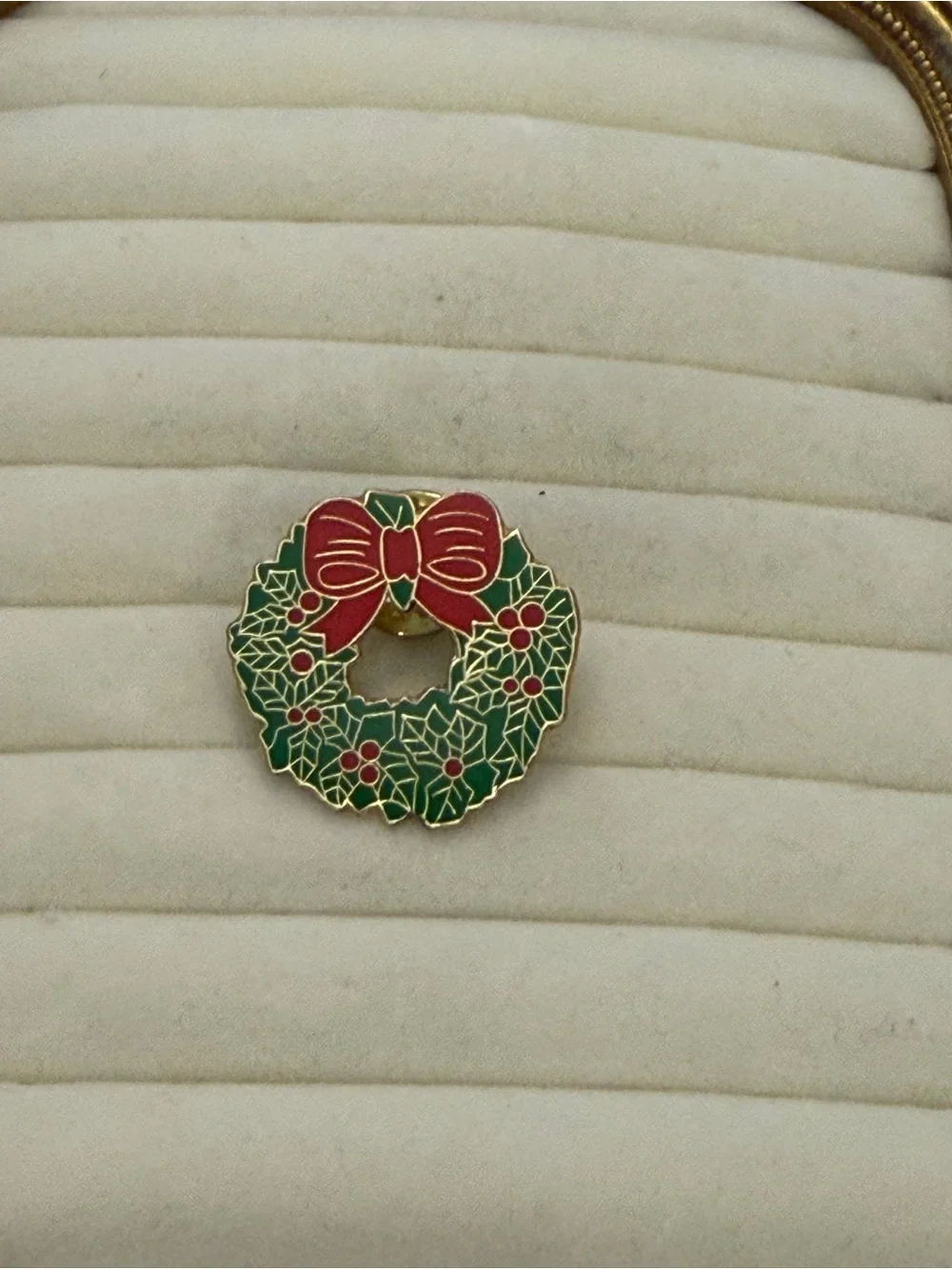 Christmas Wreath with Red Bow Vintage Lapel Pin Shiny Enamel Gold Tone Festive